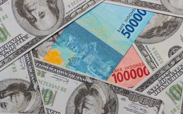 Nilai Tukar Rupiah Terhadap Dolar AS Menguat di Awal Pekan Akibat Ulah Trump ke The Fed