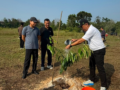 BRK Syariah Ikut Tanam Pohon di Stadion Utama Riau, Dukung Pelestarian Lingkungan Hidup