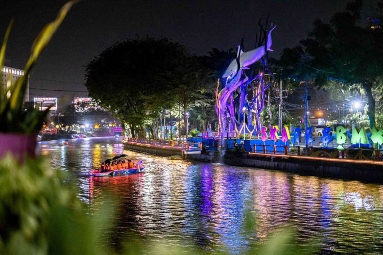 Wisata Perahu Kalimas Surabaya, Menikmati Keindahan Lampu Kota dari Atas Sungai