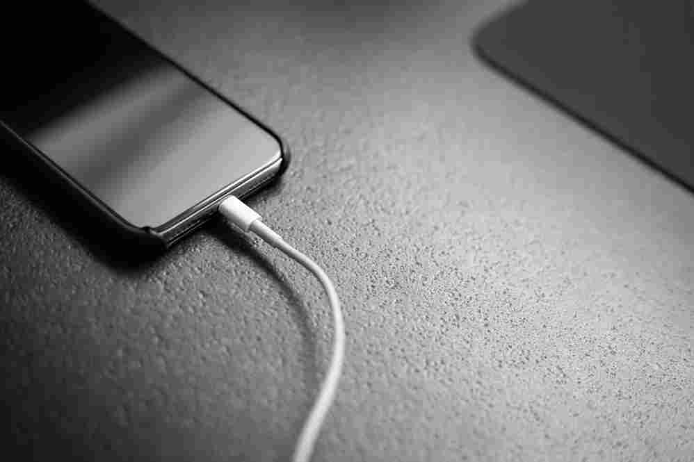 Mitos atau Fakta? Main HP Saat Dicas Bisa Bikin Ponsel Cepat Rusak